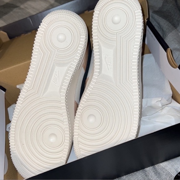 NEVER WORN! Nike Air Force 1 Low '07
Ale Brown Sanddrift - Picture 6 of 6